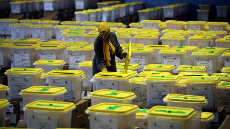 Contrôle des urnes avant le scrutin en Jordanie, le 8 novembre 2020