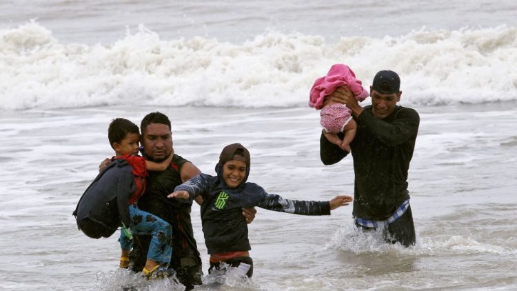 Migrantes venezolanos llegan a las costas de Trinidad Tobago.