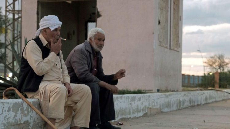 Due anziani a Sirte, una delle città libiche dove sono presenti più combattenti