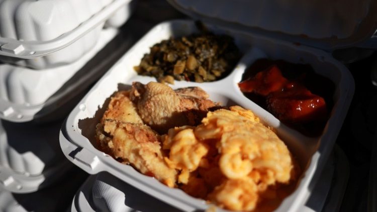 Bữa ăn Thanksgiving được các tình nguyện viên phân phát cho người nghèo