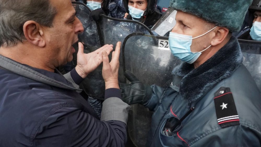 Manifestante argumenta com policial na capial da Armênia