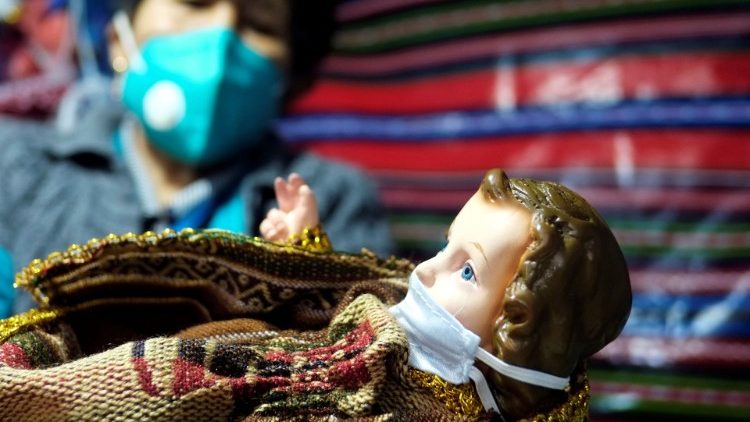 Ciudadanos de La Paz, en Bolivia, arman sus pesebres en tiempos de pandemia.