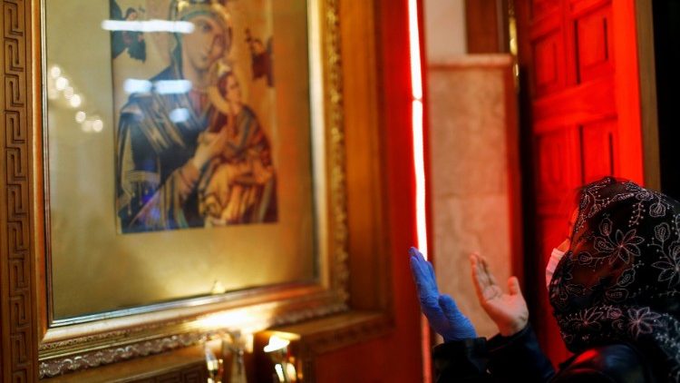 Una donna irachena che prega