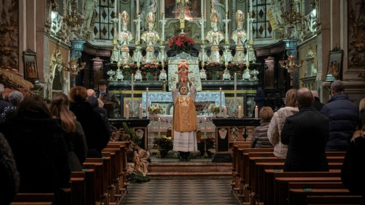 Bei der Christmette in San Fiorano in der Lombardei