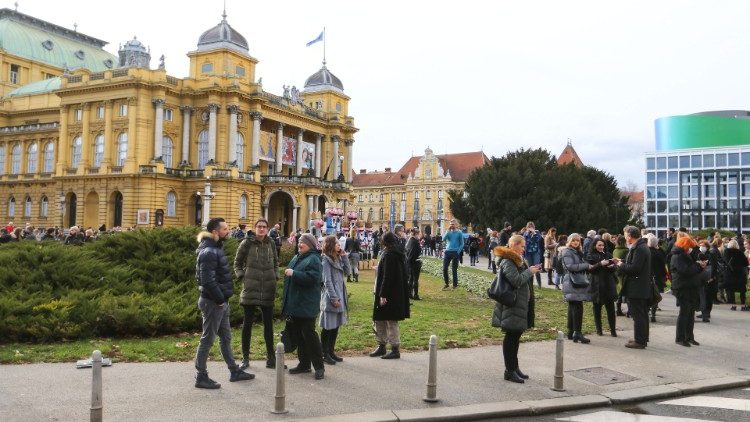 Com o tremor, pessoas abandonam prédios e vão para a rua em Zagreb