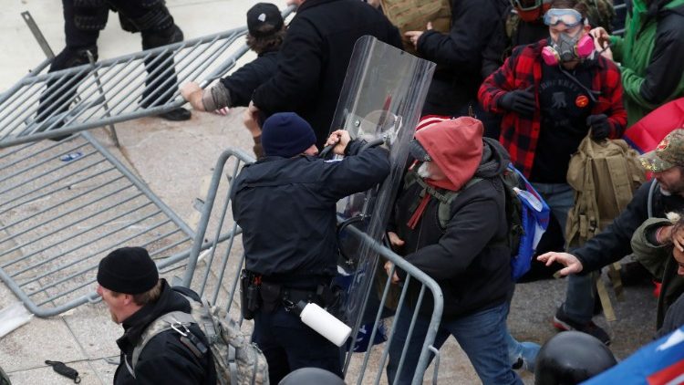 Affrontements sur le parvis du Capitole, à Washington, le 6 janvier 2021.