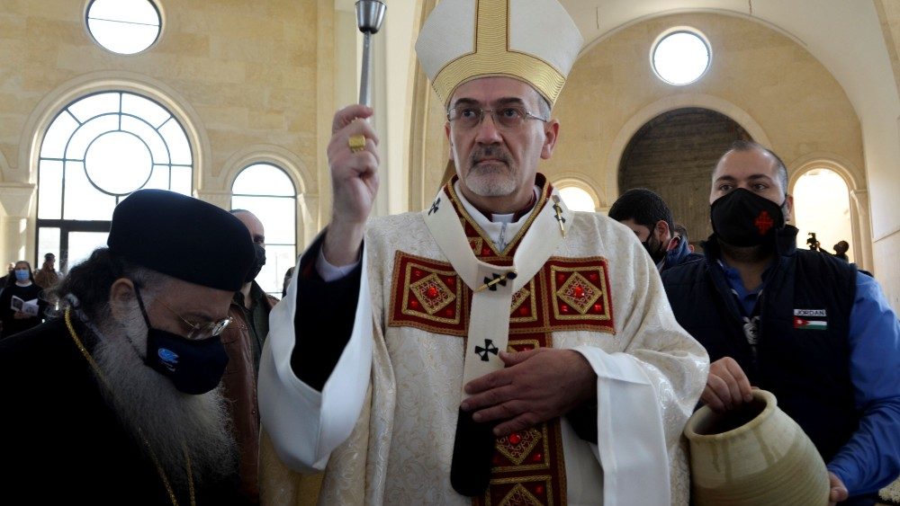 O Patriarca Latino de Jerusalém, Pierbattista Pizzaballa, lidera uma missa em uma igreja perto do local do batismo às margens do Rio Jordão