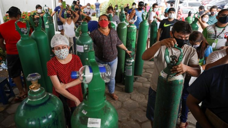 Des proches de victimes du Covid 19 achetant de l'oxygène à Manaus, le 18 janvier. 