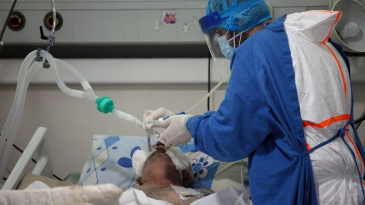 Władze apelują do prywatnych placówek o przyjmowanie pacjentów z koronawirusem.