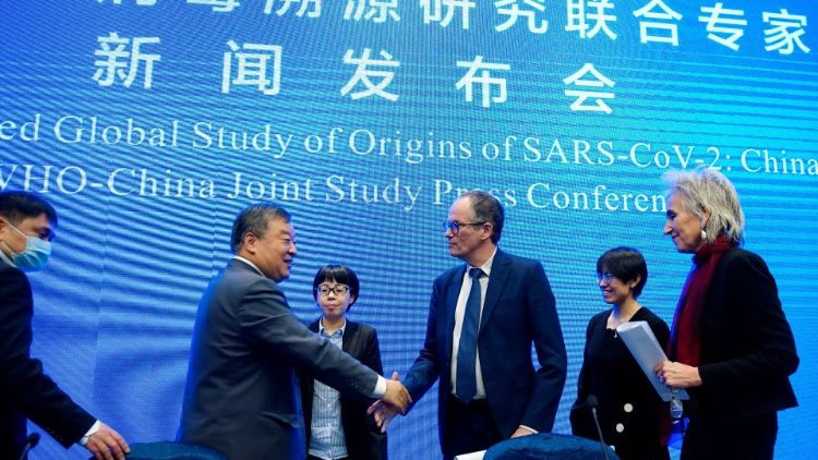 Wuhan, il capo missione Oms Peter Ben Embarek stringe la mao al coordinatore dei ricercatori cinesi Liang Wannian, al termine della conferenza stampa