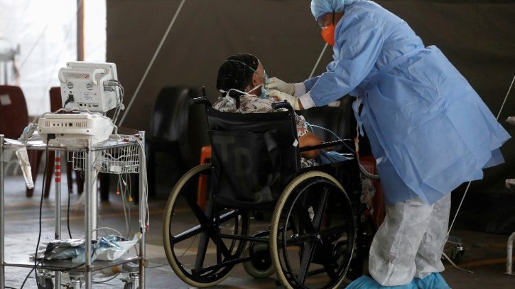 “A vacina e os tratamentos devem ser tão inclusivos quanto possível: ninguém deve ser deixado para trás”, disse o cardeal Turkson