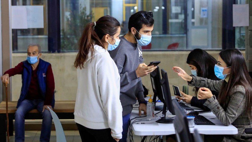 Jovens cristãos registram seus nomes na Universidade Católica em Erbil, para encontro com o Papa