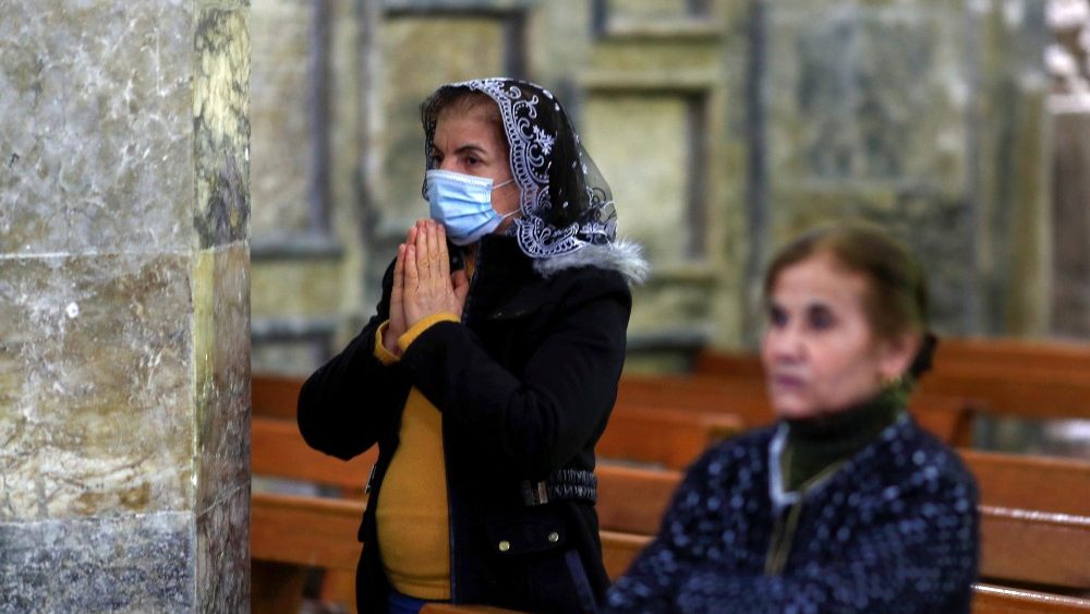 Cristãos iraquianos participam de uma Missa na Igreja Grande Imaculada em Qaraqosh