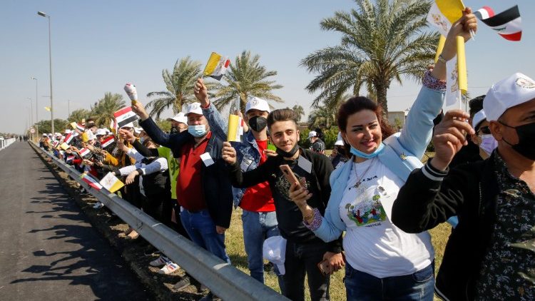 संत पापा का अभिवादन करते सड़क के किनारे लोग