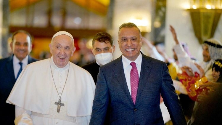 इराक के प्रधानमंत्री मुस्तफा अल कधिमी के साथ संत पापा फ्रांसिस