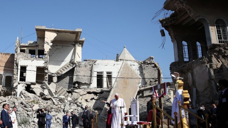 Der Papst vor den zerstörten Gebäuden in Mossul am Sonntag
