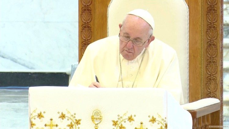 बुक ऑफ ऑनर में हस्ताक्षर करते हुए संत पापा