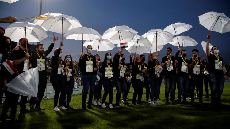 संत पापा की विदाई करते विश्वासी