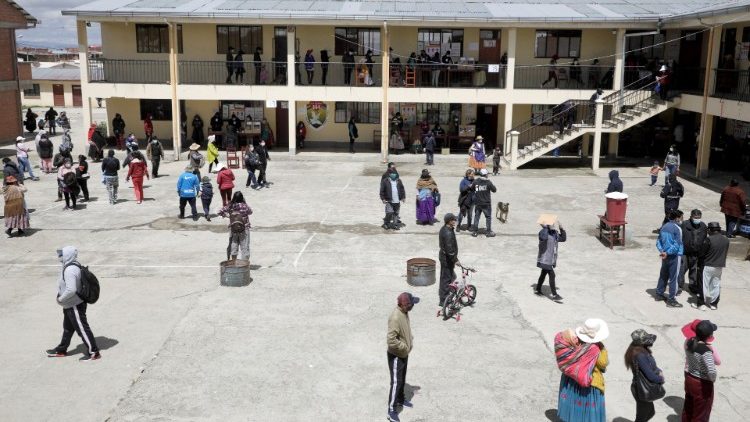 Bolivia. Elecciones regionales en El Alto. Gente esperando en fila para votar. 