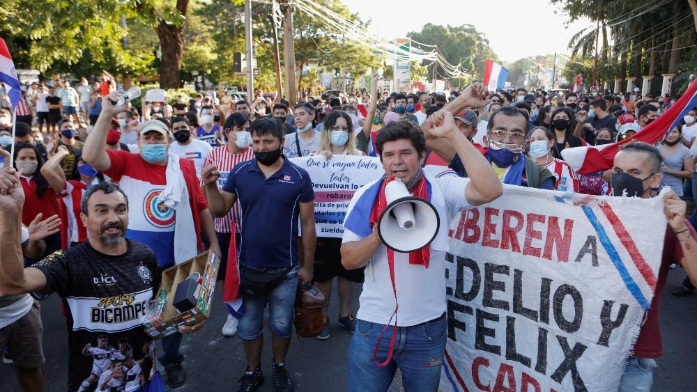 Manifestantes protestam nas proximidades do Congresso Nacional em Assunção, no Paraguai, 7 de março de 2021 (Reuters)