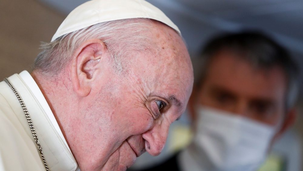 Papež med pogovorom z novinarji