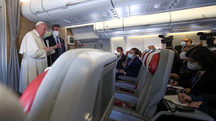 इराक से रोम वापसी के रासते पर विमान में पत्रकारों से बात करते संत पापा फ्रांसिस