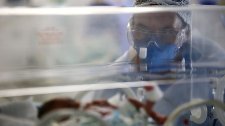 Incubatrice per un piccolo paziente Covid 