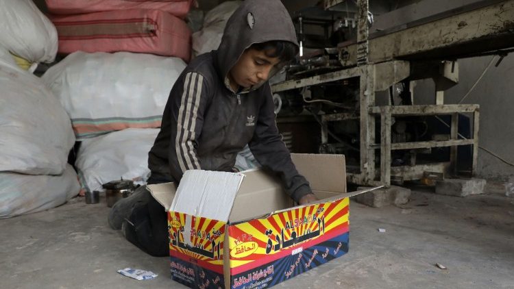 Mohammed Abu Rdan trabaja en una fábrica de productos de limpieza, en el norte de Alepo, Siria 11 de marzo de 2021