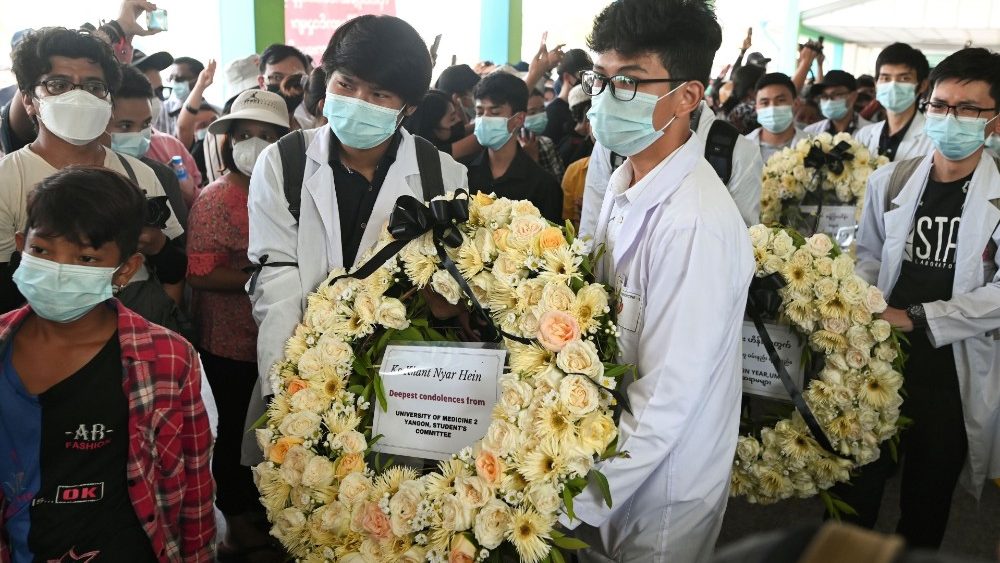 Funeral de Khant Nyar Hein, de 17 anos, morto durante um protesto