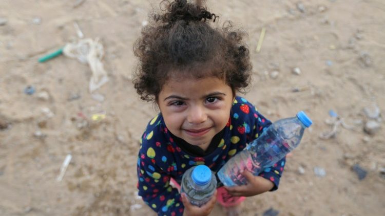 Menina com garrafas de água