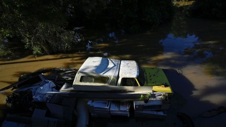 Ein Auto schwimmt in den Wassermassen unweit von Sydney 