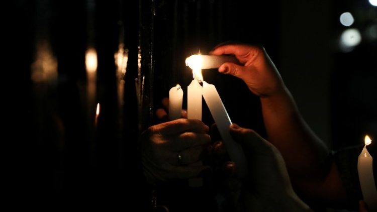 Enquanto trabalhavam entre os escombros da Igreja, os jovens tiveram a ideia de criar algo simbólico, que mostrasse que o amor ainda pode triunfar sobre a violência.
