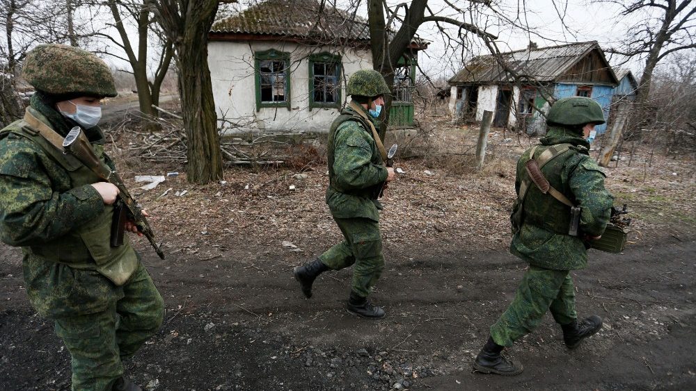 Combatentes da República Popular de Lugansk (RPL) próximos à linha de separação com as forças do exército da Ucrânia em Donetsk