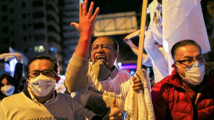 Ecuatoreños reaccionan mientras esperan los resultados oficiales de las elecciones presidenciales, en Quito, Ecuador el 11 de abril de 2021