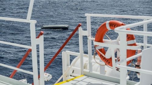 Francesco: "vergogna" per l'aiuto negato ai 130 migranti morti in mare