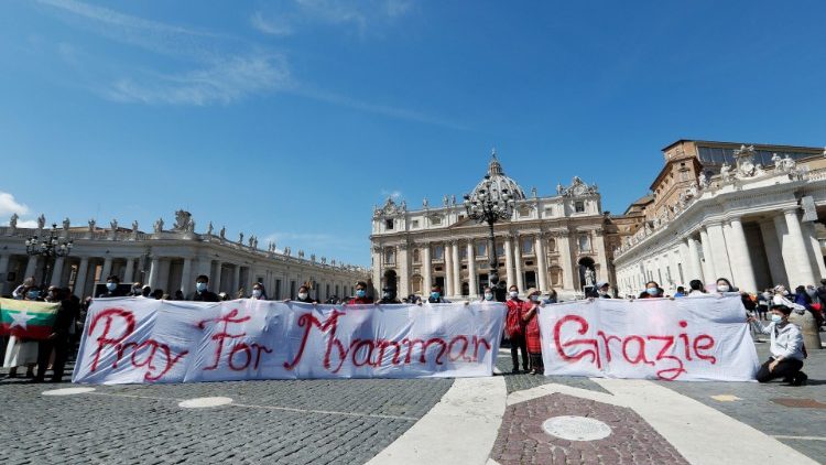 Uno striscione per chiedere al Papa e ai fedeli di pregare per il Myanmar