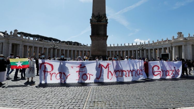 Uno striscione per chiedere al Papa e ai fedeli di pregare per il Myanmar