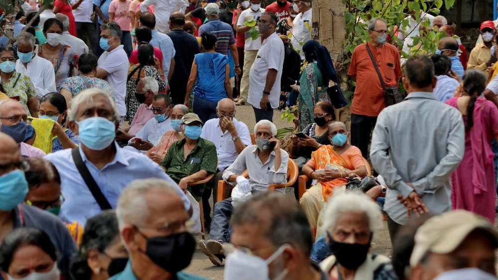 Pessoas usando máscaras protetoras esperam para receber uma vacina contra o coronavírus em um centro de vacinação em Mumbai, Índia, 26 de abril de 2021. REUTERS / Niharika Kulkarni