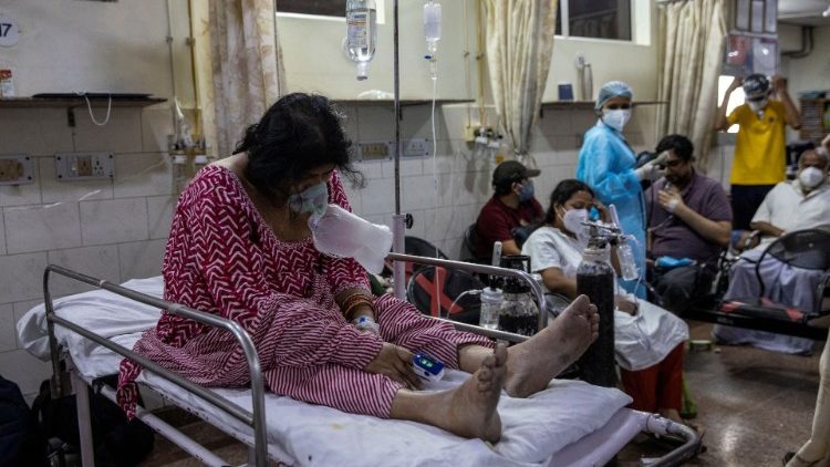 Un ospedale  senza più posti letto a New Delhi, India