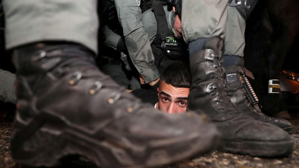 A polícia israelense detém um manifestante palestino em meio à tensão contínua antes de uma audiência em tribunal em uma disputa de propriedade de terras entre israelenses e palestinos no bairro Sheikh Jarrah de Jerusalém Oriental em 5 de maio de 2021. REUTERS / Ammar Awad