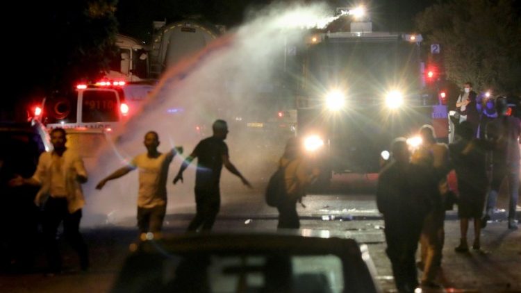Scontri a Gerusalemme nel quartiere di Sheikh Jarrah