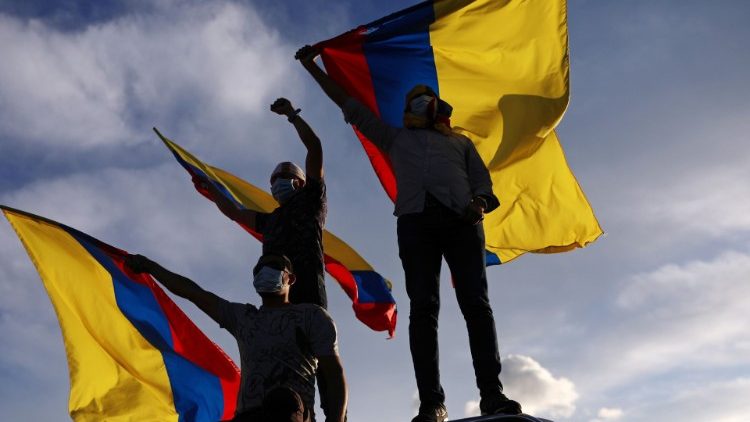 Continúan las manifestaciones en las calles de Bogotá, Colombia.