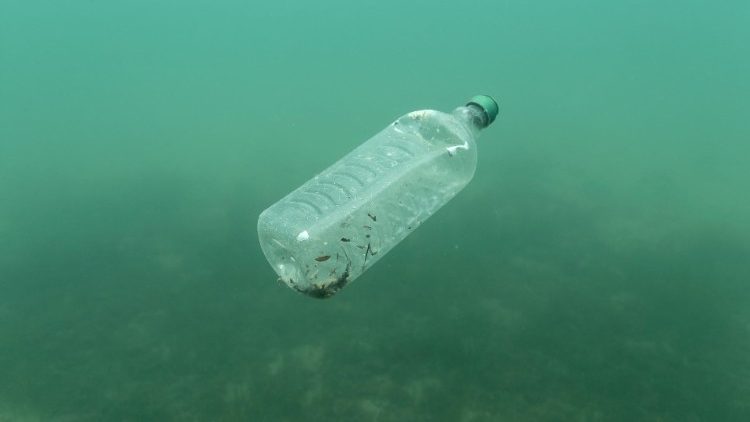 Una bottiglia di plastica galleggia nel mar Adriatico dell'isola di Mljet