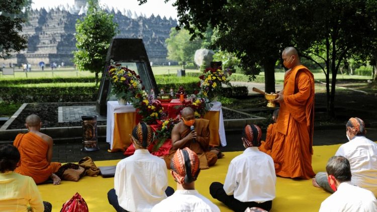 Buddhisten in Indonesien beim Vesakh-Fest 2021