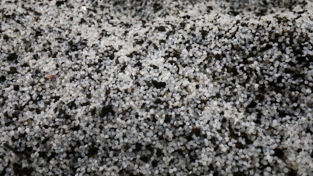 Pelotas de plástico levadas para a praia do navio de carga MV X-Press Pearl, que pegou fogo e afundou no porto de Colombo, são vistas em Ja-Ela, Sri Lanka, 3 de junho de 2021. (REUTERS / Dinuka Liyanawatte)