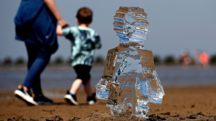 Sochy z ľadu v New Brighton Beach zdôrazňovali dôležitosť konferencie COP26 (31. máj 2021)