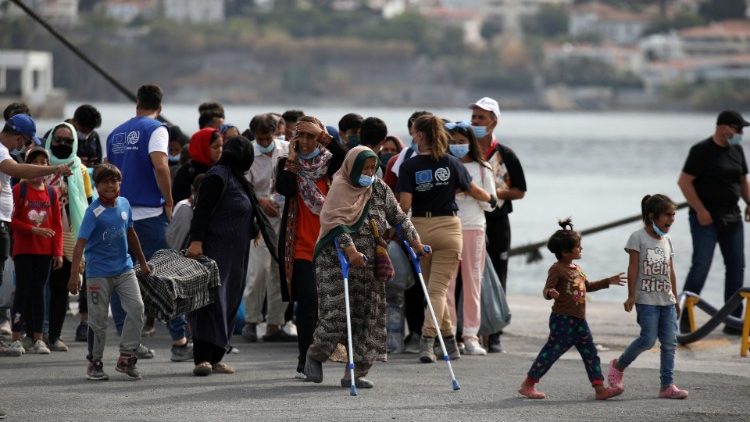 Un gruppo di migranti e rifugiati attendono il trasferimento a Mytilene - Lesbo 