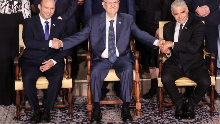 Israels Staatspräsident Reuven Rivlin zwischen Premierminister Naftali Bennett und Außenminister Yair Lapid beim Gruppenfoto mit Ministern der neuen israelischen Regierung