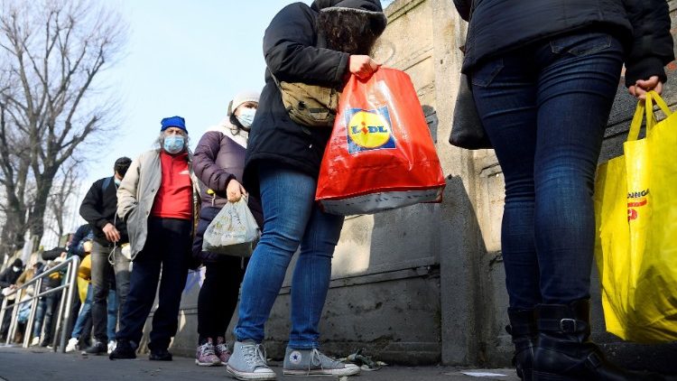 Włochy: rośnie skrajne ubóstwo, kard. Bassetti apeluje o pracę