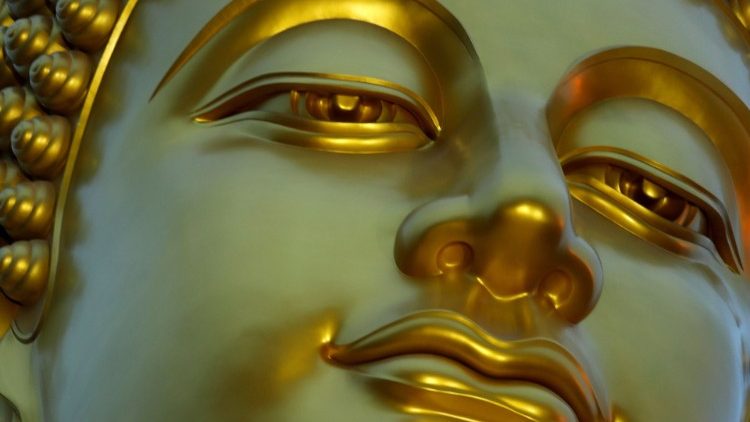 Teil einer gigantischen Buddha-Statue im Wat Paknam Phasi Charoen Tempel in Bangkok